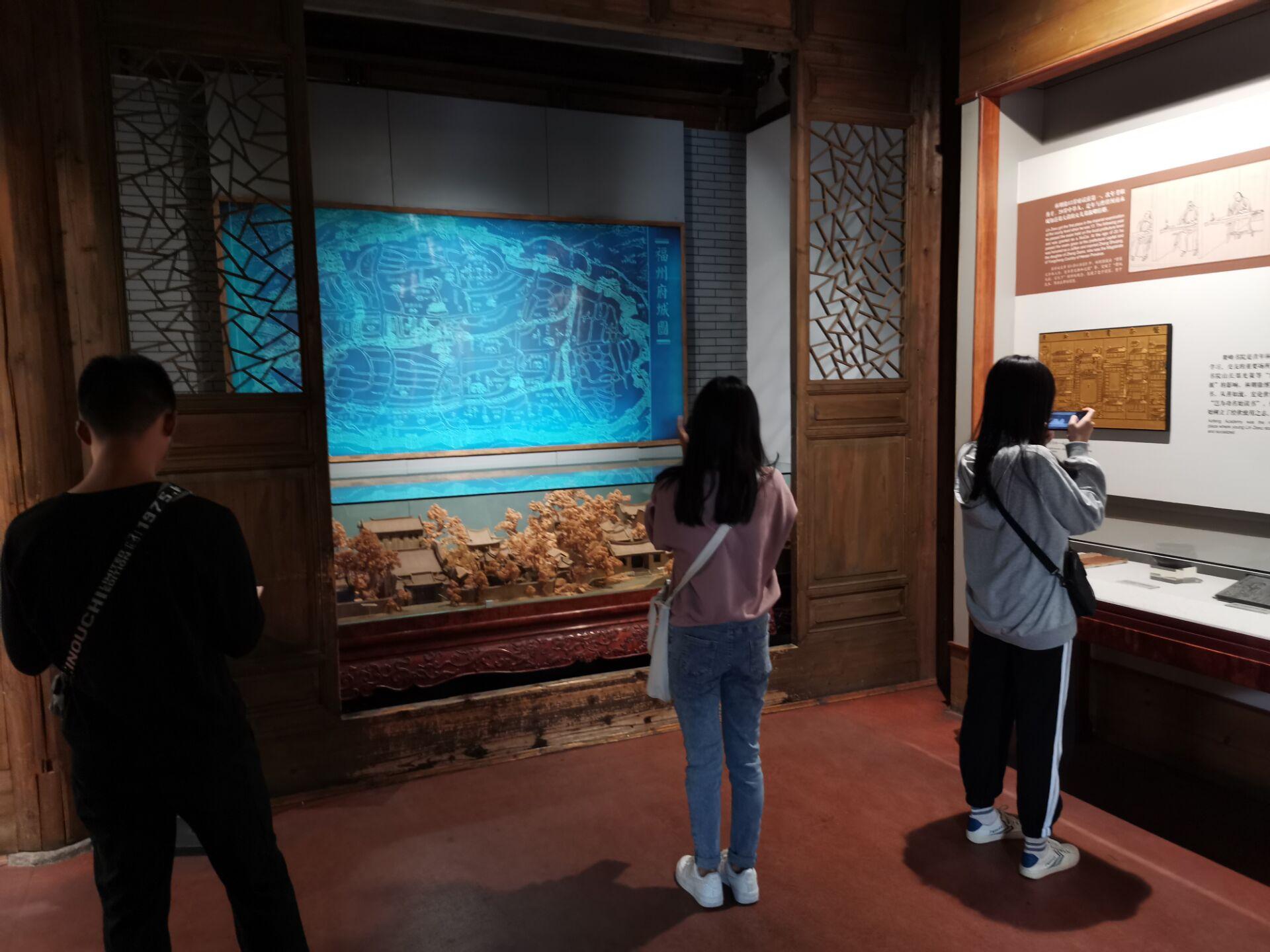 各小组成员参观和学习了林则徐虎门销烟事件的历史背景和事件过程,亲见了当年的历史遗物 各小组成员参观和学习了林则徐虎门销烟事件的历史背景和事件过程,亲见了当年的历史遗物