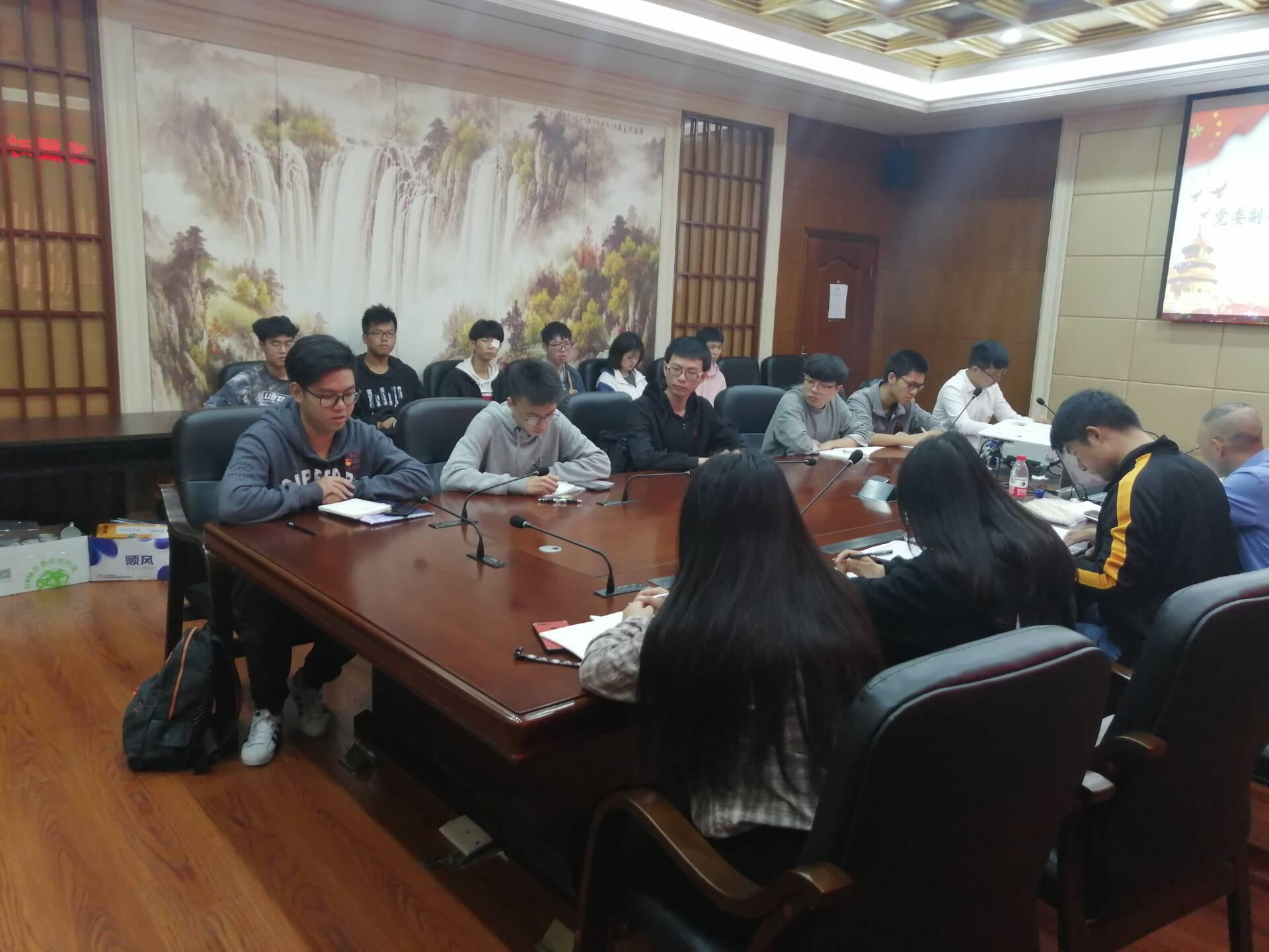 余飞副书记与发展对象畅谈香港问题、中美贸易战、十九届四中全会等时政 余飞副书记与发展对象畅谈香港问题、中美贸易战、十九届四中全会等时政