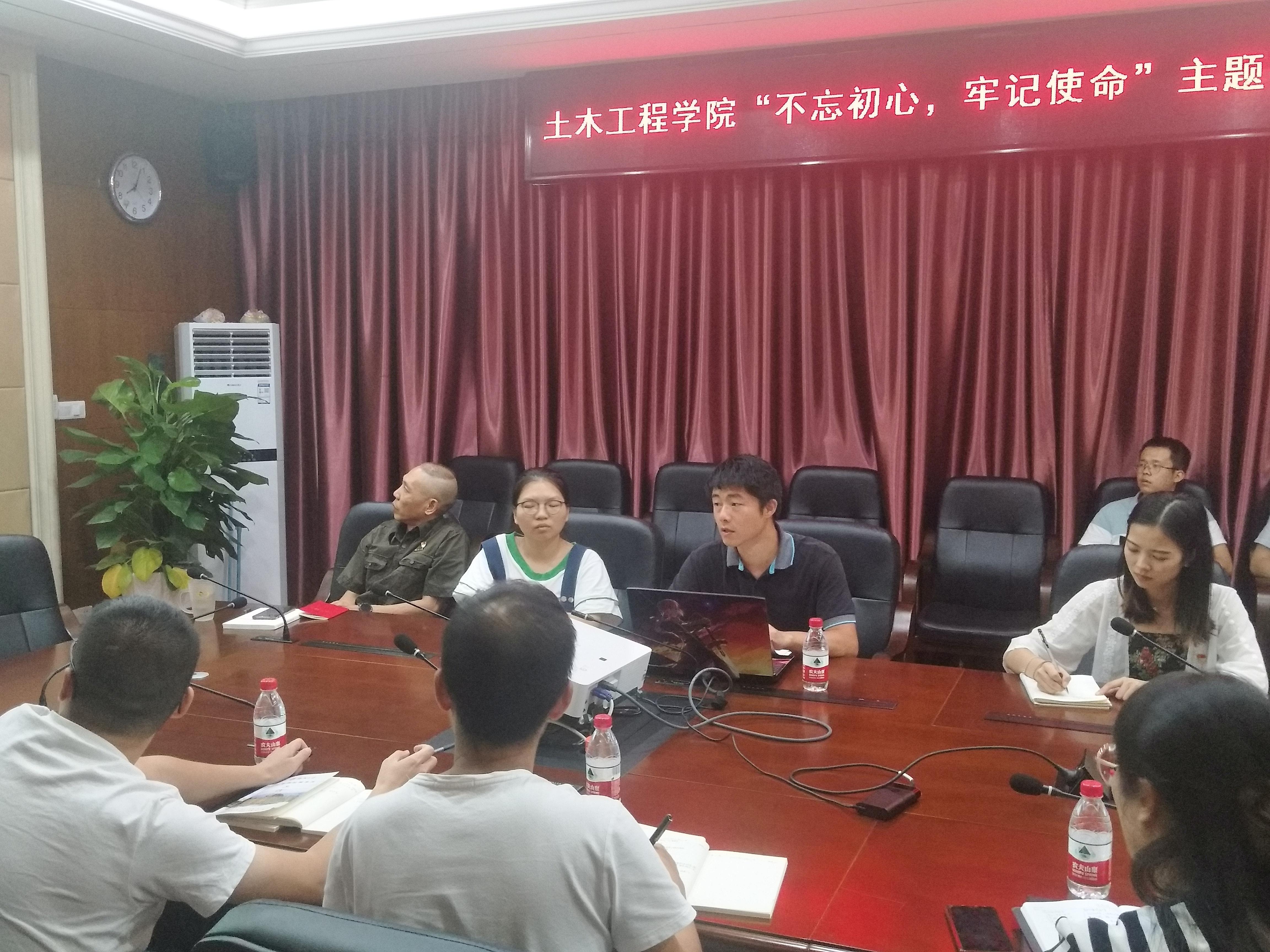 徐剑老师给学生各支部书记讲解党支部工作 徐剑老师给学生各支部书记讲解党支部工作