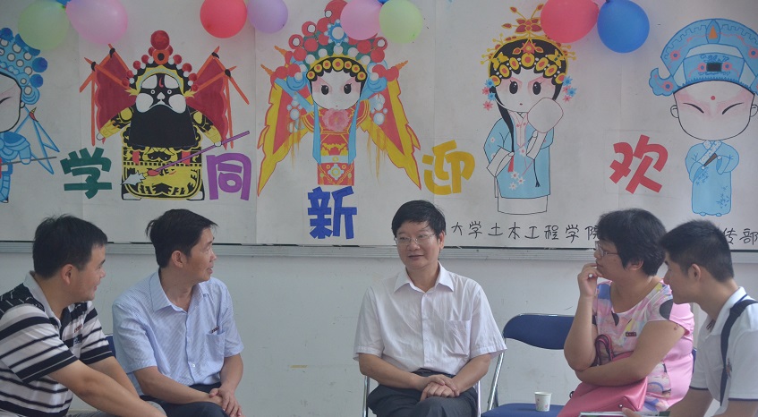2永利官网党委书记张和秋同院党委副书记陈德铭、院团委书记许长宾及各级辅导员进行商议