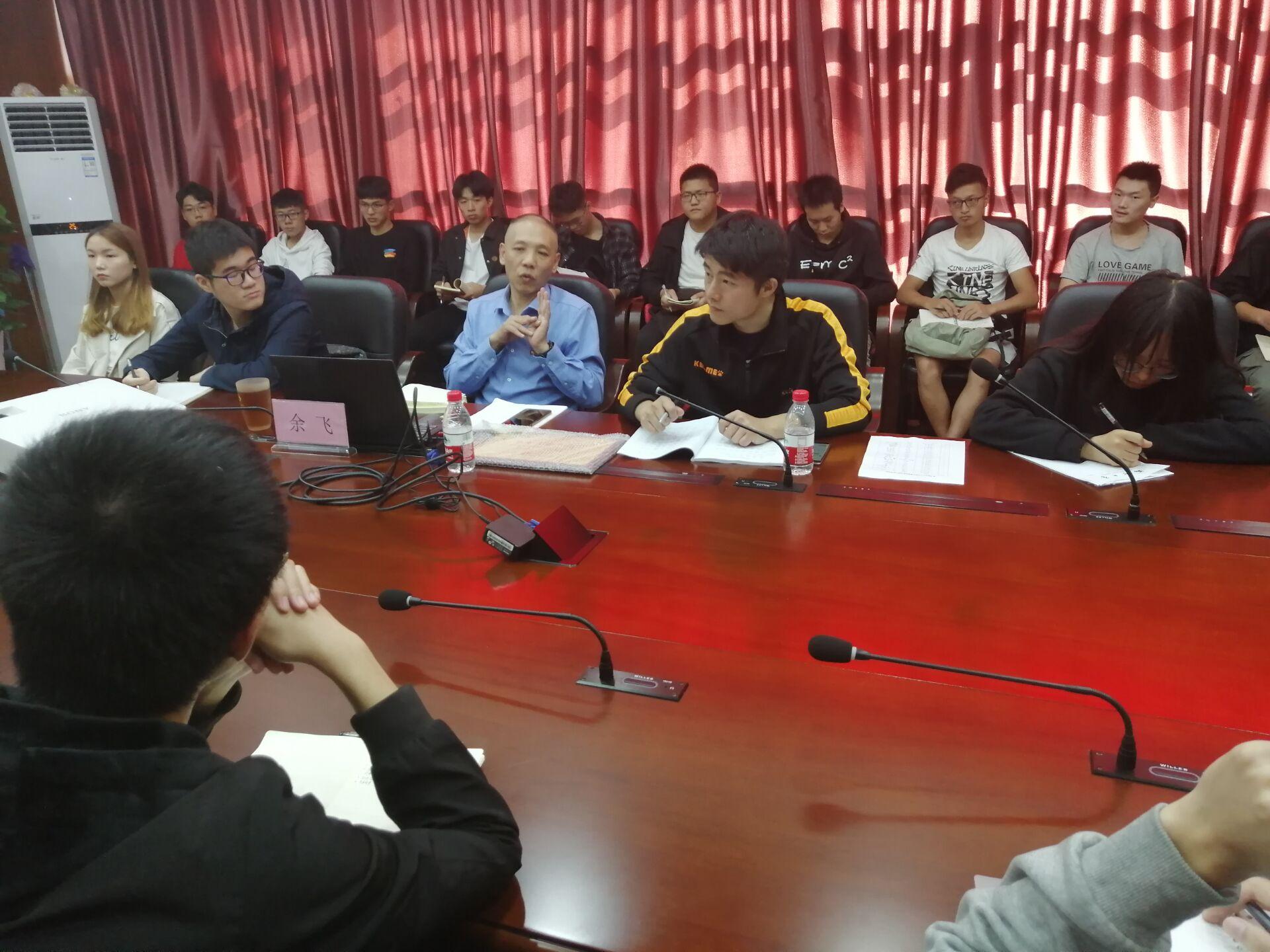 余飞副书记与在场发展对象和预备党员开展座谈 余飞副书记与在场发展对象和预备党员开展座谈